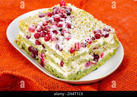 Morceau de gâteau doux avec crème et canneberges rouges.Studio photo Banque D'Images