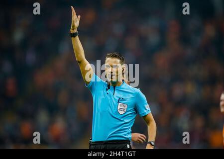 INSTABUL, TURQUIE - NOVEMBRE 4 : arbitre Sandro Scharer lors du match de l'UEFA Europa League entre Galatasaray et Lokomotiv Moskou à NEF Stadyumu le 4 novembre 2021 à Instabul, Turquie (photo par TUR/Orange Pictures) Banque D'Images