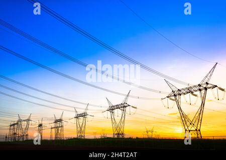 Les lignes électriques en provenance d'une sous-station à Foz do Iguazu, l'Etat du Parana, Brésil Banque D'Images