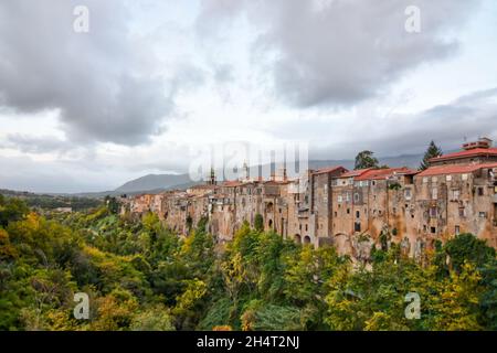 Vue panoramique de Sant'Agata de 'Goti, ville médiévale de Campanie, Italie. Banque D'Images