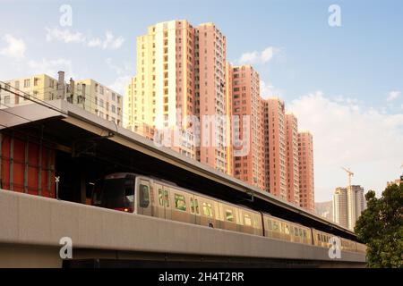 Train à Kowloon Bay, Kowloon, Hong Kong, Chine Banque D'Images