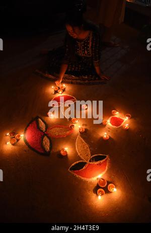 Guwahati, Guwahati, Inde.4 novembre 2021.Une fille lumière lampes de terre pendant la célébration du festival hindou Diwali ou festival de lumière dans un marché à Guwahati Assam Inde le jeudi 4 novembre 2021.(Image de crédit : © Dasarath Deka/ZUMA Press Wire) Banque D'Images