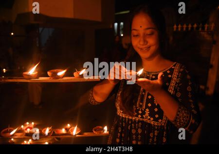 Guwahati, Guwahati, Inde.4 novembre 2021.Une fille lumière lampes de terre pendant la célébration du festival hindou Diwali ou festival de lumière dans un marché à Guwahati Assam Inde le jeudi 4 novembre 2021.(Image de crédit : © Dasarath Deka/ZUMA Press Wire) Banque D'Images