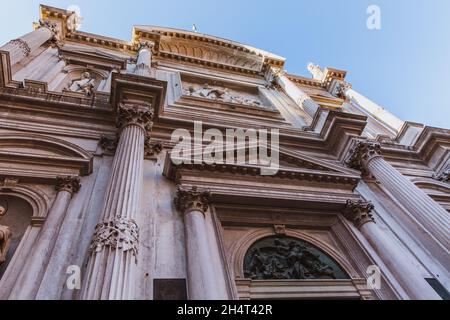 Niveau supérieur de la Scuola Grande di San Marco à Venise, Italie, conçu par Pietro Lombardo avec des statues en marbre blanc et des détails par Mauro Codossi.Il Banque D'Images