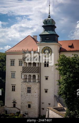 Pieskowa Skala, Pologne - 2 août 2021 : château sur une falaise de calcaire dans le parc national Ojcow, exemple d'une architecture défensive de la Renaissance polonaise. Banque D'Images