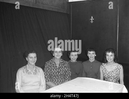 Dans les années 1950, historique, Mesdames, vieux et jeunes, de la société Hepworth de dactylographie pool, assis ensemble à une fonction de compagnie à l'hôtel Victoria, Leeds, Angleterre, Royaume-Uni, nous voyons les modes féminins de l'époque et trois d'entre eux portent des colliers de perles, un article populaire de vêtements de soirée.Fondée par Joseph Hepworth, Hepworths est devenue le plus grand fabricant et détaillant de vêtements du Royaume-Uni.Il est maintenant connu sous le nom de Next plc. Banque D'Images