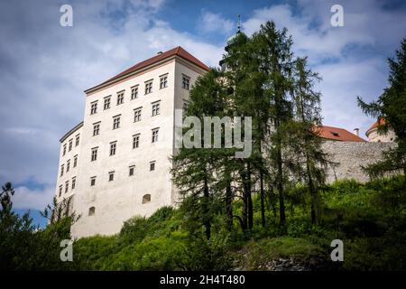 Pieskowa Skala, Pologne - 2 août 2021 : château sur une falaise de calcaire dans le parc national Ojcow, exemple d'une architecture défensive de la Renaissance polonaise. Banque D'Images