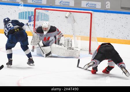 Saint-Pétersbourg, Russie, le 20 mars 2018: Match de hockey sur glace de la Ligue suprême russe de hockey Dynamo, Saint-Pétersbourg contre Metallurg, Novokuznetsk Banque D'Images