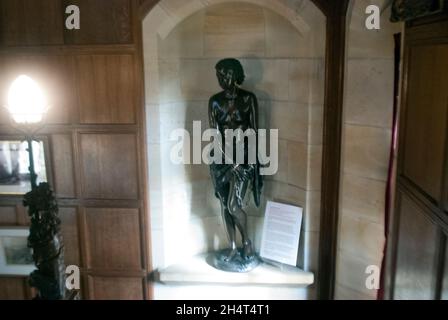 La statue de bronze de la Slave Girl par John Bell à Cragside, Rothbury, Northumberland, Angleterre, Royaume-Uni,Royaume-Uni Banque D'Images
