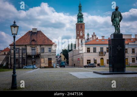 RADOM, POLOGNE - 26 juillet 2021: Place du marché de la vieille ville. Le monument de la Loi sur les légions, une tour de l'église médiévale Saint-Jean en arrière-plan. Banque D'Images