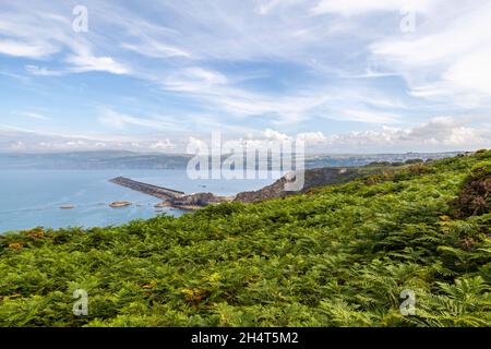 Le brise-lames du port de Fishguard, qui a été ouvert en 1906, forme une défense maritime protectrice pour le Fishguard à Rosslare Ferry Port Banque D'Images