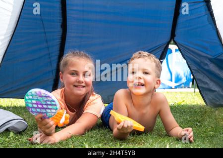 Pop IT jouet ou jeu de société avec les enfants jouant à l'extérieur, développement des compétences de moteur, appuyant les bulles avec les doigts, antistress pop jouet tendance.Concent Banque D'Images