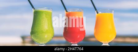 Boissons au jus de fruits verts végétables sélection de jus pressés à froid bio.Des verres d'épinards, de betteraves et de carottes au panorama de la bannière du café. Banque D'Images