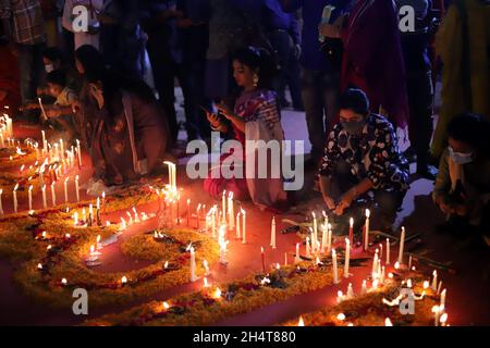 Dhaka, Royaume-Uni.04e novembre 2021.NOVEMBER04, 2021, DHAKA-BANGLADESH- les dévotés ont vu allumer des bougies lorsqu'ils participent à un festival pour célébrer Diwali, le festival hindou de la lumière, au temple Dhakeshwari à Dhaka, au Bangladesh, le 4 novembre 2021. À Dhaka, au Royaume-Uni, le 11/4/2021.(Photo de Habibur Rahman/News Images/Sipa USA) crédit: SIPA USA/Alay Live News Banque D'Images