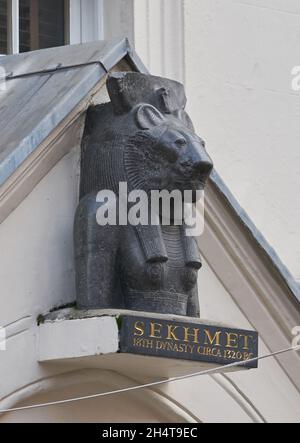 statue de buste de sekmet à l'extérieur de la maison de vente aux enchères de sothebys Banque D'Images