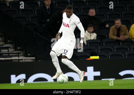 LONDRES, GBR.4 NOV. Emerson Royal de Tottenham contrôle le ballon lors du match de l'UEFA Europa League entre Tottenham Hotspur et SBV vitesse à White Hart Lane, Londres, le jeudi 4 novembre 2021.(Credit: Federico Maranesi | MI News) Credit: MI News & Sport /Alay Live News Banque D'Images