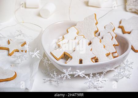Composition de Noël avec pain d'épice sur une surface texturée blanche, vue rapprochée.Concept de fête de Noël Banque D'Images