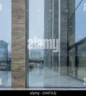 Vue sur les fenêtres avec reflet du bâtiment.Palais de justice Amsterdam, Amsterdam, pays-Bas.Architecte: KAAN, 2021. Banque D'Images