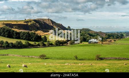 Embsay & Bolton Abbey Steam Railway, avec train à vapeur à côté de la carrière d'Embsay avec un jet de fumée/vapeur, parc national de Yorkshire Dales, Royaume-Uni Banque D'Images