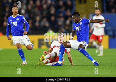 LEICESTER, GBR.4 NOV Daniel Amartey de Leicester City s'attaque à Roman Zobnin du FC Spartak Moscou lors du match de l'UEFA Europa League Group C entre Leicester City et le FC Spartak Moscou au King Power Stadium de Leicester le jeudi 4 novembre 2021.(Credit: Jon Hobley | MI News) Credit: MI News & Sport /Alay Live News Banque D'Images