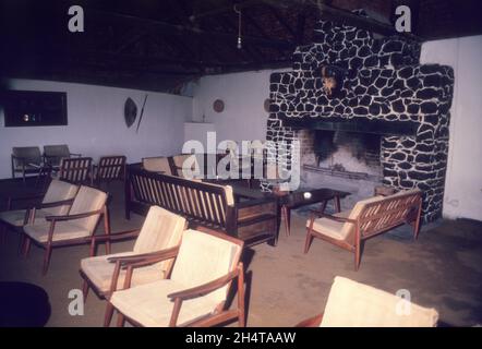 Le salon avec une cheminée rocheuse à Mommela Lodge où le célèbre film Hatari avec John Wayne a été fait, Parc national d'Arusha, Tanzanie Banque D'Images