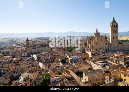 Point de vue de drone célèbre cathédrale et vieille ville d'Avila, situé dans la communauté autonome de Castilla et Leon. Concept de destinations de voyage. Banque D'Images