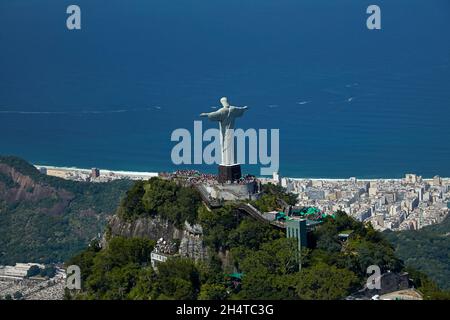 Christ Rédempteur au sommet du Corcovado, et Océan Atlantique, Rio de Janeiro, Brésil, Amérique du Sud - aérien Banque D'Images