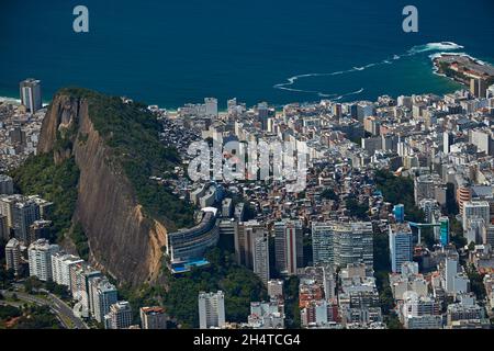 Morro do Cantagalo, Copacabana Apartments et Cantagalo Favela, Rio de Janeiro, Brésil, Amérique du Sud - aérien Banque D'Images