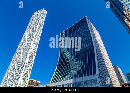 Extérieur du gratte-ciel résidentiel de Newfoundland Quay et un immeuble de bureaux de la rue Bank à CanaryWharf, Londres, Royaume-Uni Banque D'Images