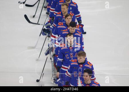 Saint-Pétersbourg, Russie.04e novembre 2021.Ivan Morozov (17) de SKA Saint-Pétersbourg vu en action pendant la saison régulière 2021-22 de la KHL de la Ligue de hockey Kontinental entre SKA Saint-Pétersbourg et Spartak Moscou au Palais des sports de glace. Score final; SKA Saint-Pétersbourg 1:2 Spartak Moscou.Crédit : SOPA Images Limited/Alamy Live News Banque D'Images