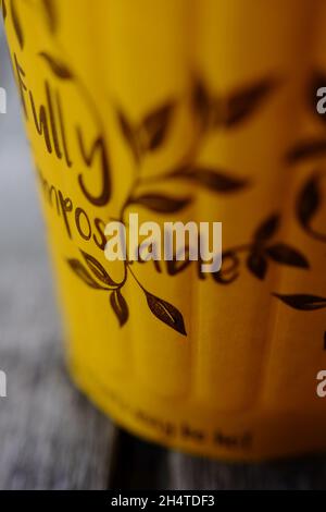 Une tasse à thé jaune recyclable compostable. Banque D'Images