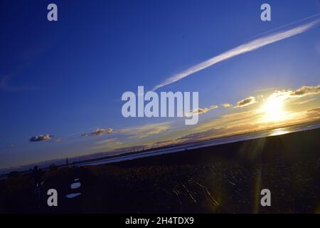 L'estuaire de Mersey avec le coucher du soleil se fermant en mettant en évidence un paysage de skyscape charmant. Banque D'Images