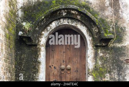 La porte voûtée de l'ancien temple Wu Sheng à Xingping, en Chine, aujourd'hui musée. Banque D'Images