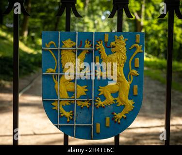 Kamieniec Zabkowicki, Pologne - 4 juillet 2021 : armoiries sur la porte d'entrée du palais. Banque D'Images