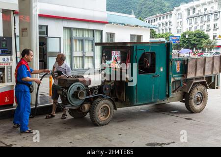 Un véhicule agricole alimenté par un tracteur à courroie dans une station-service de Yangshuo, en Chine. Banque D'Images
