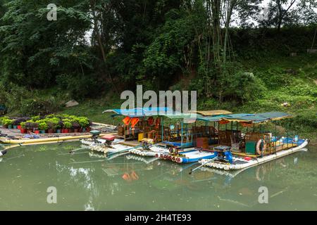 Radeaux de bateau de tourisme, à l'inspiration des radeaux traditionnels des pêcheurs de bambou. Sur la rivière Li, Yanshuo, Chine. Banque D'Images