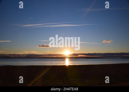 L'estuaire de Mersey avec le coucher du soleil se fermant en mettant en évidence un paysage de skyscape charmant. Banque D'Images