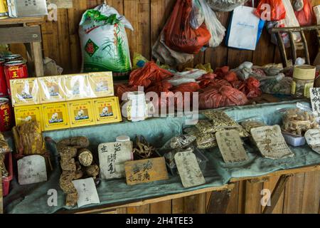 Des plantes médicinales chinoises traditionnelles dans un stand de randonnée dans le parc forestier national de Zhangjiajie, Hunan, Chine. Banque D'Images