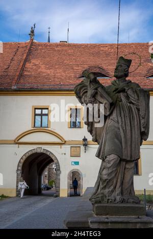 Kamieniec Zabkowicki, Pologne - 4 juillet 2021 : Pierre de Saint Jean de Nepomuk (Jan Nepomucen) à l'entrée de l'abbaye cistercienne médiévale. Banque D'Images