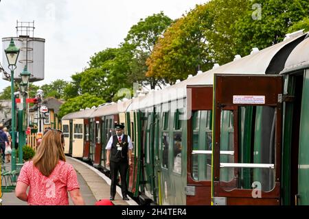 Swanage, Angleterre - juin 2021: Les gens sur le point de prendre un train à vapeur d'époque à la gare de Swanage Banque D'Images