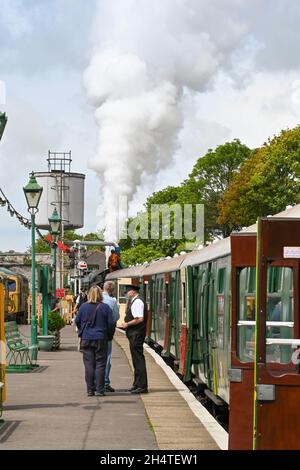 Swanage, Angleterre - juin 2021: Les gens sur le point de prendre un train à vapeur d'époque à la gare de Swanage Banque D'Images