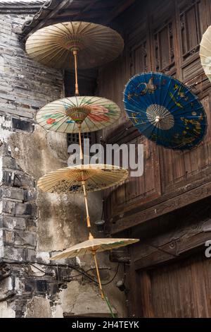 Parasols colorés peints à la main exposés dans une boutique de la ville de Wuzhen, en Chine. Banque D'Images