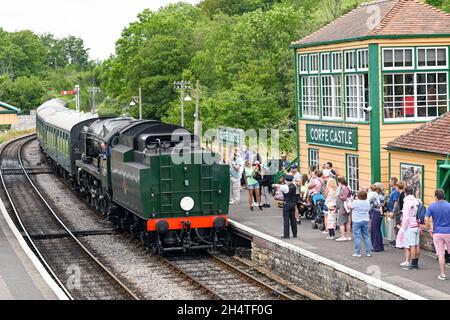 Swanage, Angleterre - juin 2021 : train à vapeur d'époque arrivant à la gare dans le village de Corfe Castle Banque D'Images