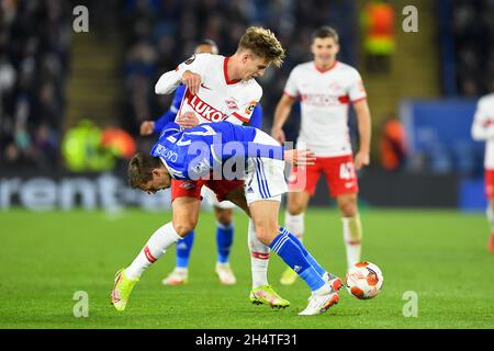 LEICESTER, GBR.4 NOV Mikhail Ignatov du FC Spartak Moscou bataille avec Timoty Castagne de Leicester City lors du match du groupe C de l'UEFA Europa League entre Leicester City et le FC Spartak Moscou au King Power Stadium de Leicester le jeudi 4 novembre 2021.(Credit: Jon Hobley | MI News) Credit: MI News & Sport /Alay Live News Banque D'Images