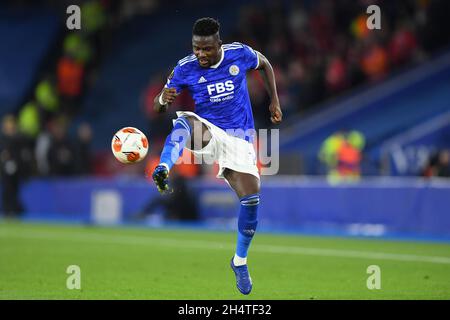 LEICESTER, GBR.4 NOVEMBRE Daniel Amartey de Leicester City contrôle le ballon lors du match de l'UEFA Europa League Group C entre Leicester City et le FC Spartak Moscou au King Power Stadium de Leicester le jeudi 4 novembre 2021.(Credit: Jon Hobley | MI News) Credit: MI News & Sport /Alay Live News Banque D'Images