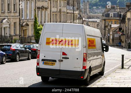 Bath, Angleterre - août 2021 : minibus de livraison exploité par la compagnie de colis DHL stationné dans une rue près du centre-ville de Bath Banque D'Images