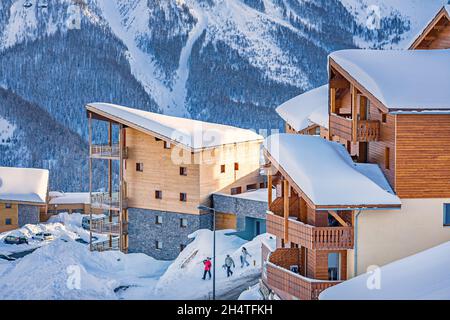 Station de ski village à Orcières Merlette, près de Gap, Hautes-Alpes, France. Banque D'Images