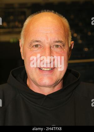 GDR Handball Player and Legend Ingolf Wiegert SC Magdeburg en tant que spectateur au Handball EHF Cup Game SC Magdeburg - PASC Handball dans le GETEC Arena Banque D'Images