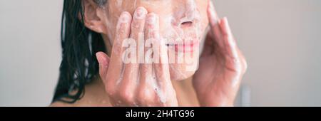 Savon exfoliation savon exfoliation pour le visage femme lavage lavage nettoyage avec soin de la peau produit de nettoyage bannière panoramique. Banque D'Images