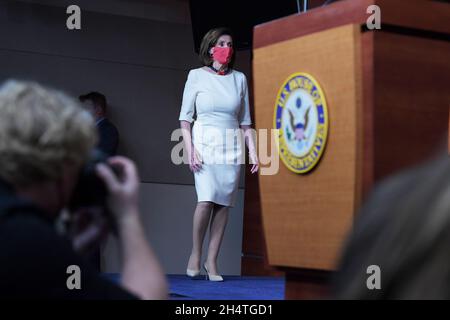 Washington, États-Unis.04e novembre 2021.La conférencière de la Chambre Nancy Pelosi(D-CA) arrive à sa conférence de presse hebdomadaire à HVC/Capitol Hill à Washington DC, Etats-Unis.Crédit : SOPA Images Limited/Alamy Live News Banque D'Images